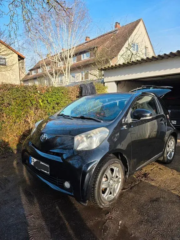 Second-hand Toyota iQ 68 CP (50 kW) 2011 Negru Hatchback