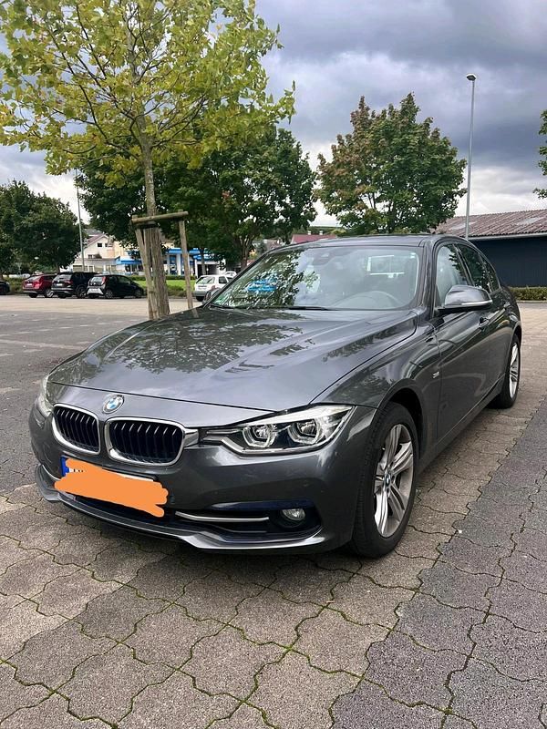 Grau Gebraucht 2015 BMW 320 Sport Line Limousine | 12.350 € (Superpreis) - Bild 1/4