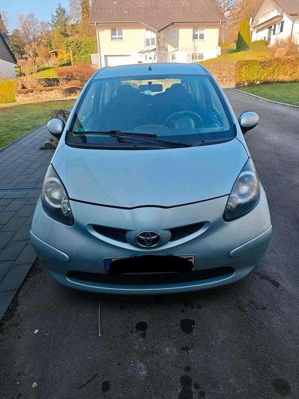 Gebraucht Toyota Aygo 68 PS (50 kW) 2005 Silber Kleinwagen