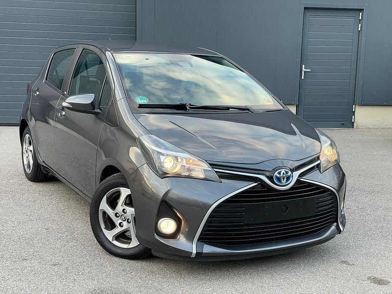 Grau Gebraucht 2016 Toyota Yaris Hybrid Edition-S Limousine | 7.800 € (Superpreis) - Bild 1/4