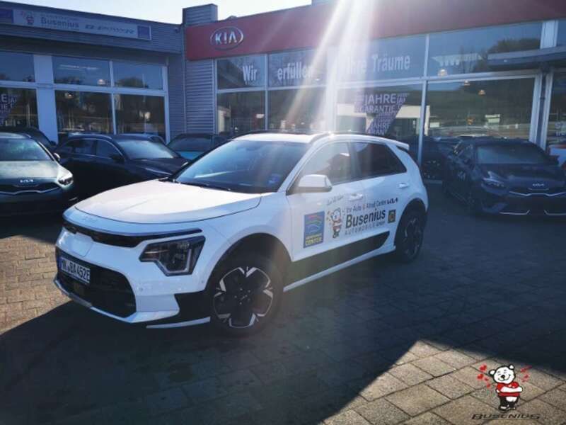 Swp) snow white pearl (weiss Gebraucht 2023 Kia e-Niro 2 SUV | 37.990 € - Bild 1/4