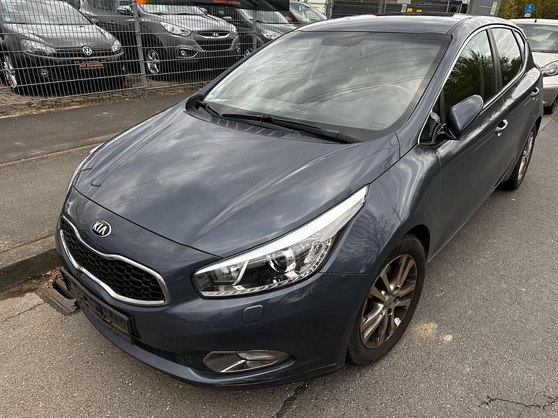 Gebraucht Kia Ceed Spirit 128 PS (94 kW) 2015 Blau Kleinwagen