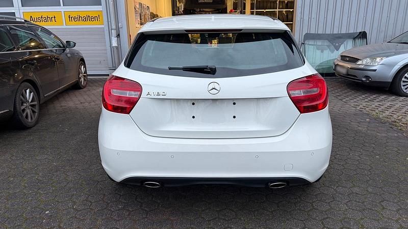 Gebraucht Mercedes A180 Edition 122 PS (89 kW) 2014 Weiß Kleinwagen