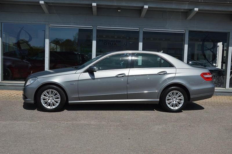 Gebraucht Mercedes E220 Elegance 170 PS (125 kW) 2010 Palladiumsilber Limousine