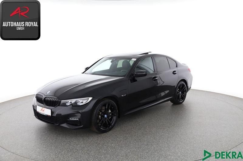 Schwarz (metallic) Gebraucht 2022 BMW 330e M Sport Limousine | 33.880 € (Guter Preis) - Bild 1/4
