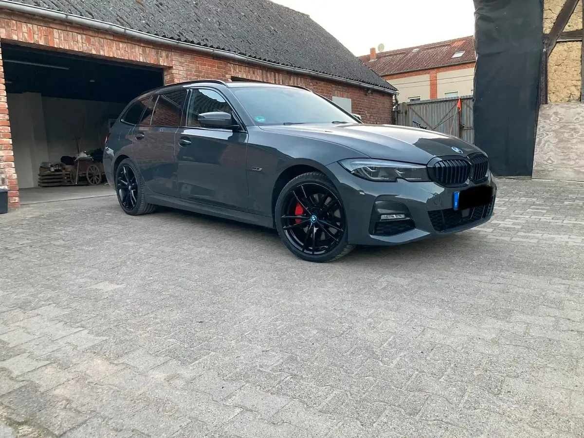 Gebraucht BMW 330e 292 PS (214 kW) 2022 Grau Kombi