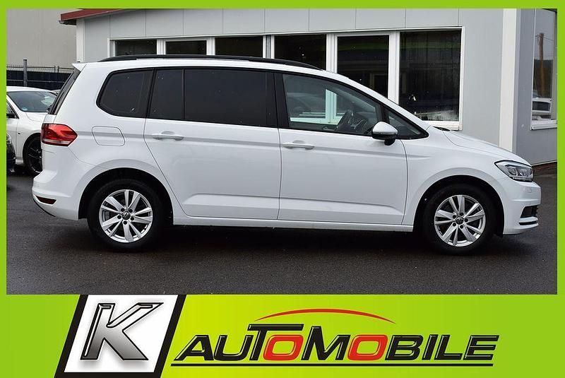 Gebraucht VW Touran 150 PS (110 kW) 2023 Weiß Van / Kleinbus