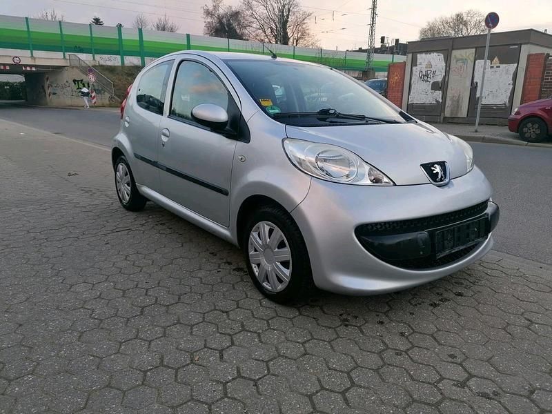 Grau Gebraucht 2007 Peugeot 107 Kleinwagen | 2.200 € (Fairer Preis) - Bild 1/4