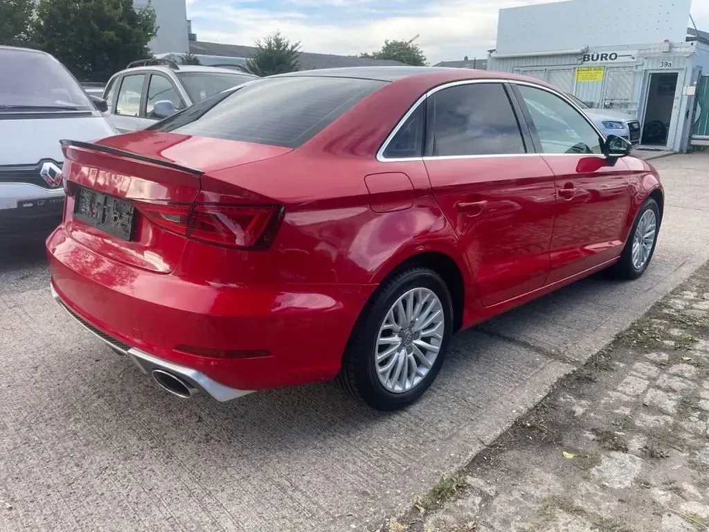Gebraucht Audi A3 Sport 140 PS (102 kW) 2014 Rot Limousine