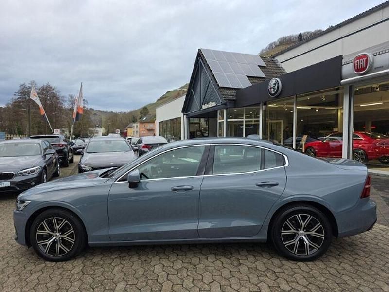 Gebraucht Volvo S60 Plus 197 PS (144 kW) 2024 Thunder grey / metallic (metallic) Limousine
