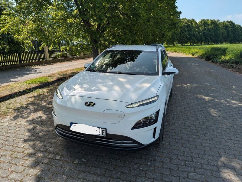 Weiß Gebraucht 2022 Hyundai Kona SUV | 25.800 € (Etwas zu teuer) - Bild 1/4
