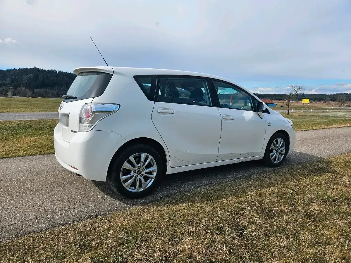 Gebraucht Toyota Verso Life 150 PS (110 kW) 2009 Weiß Van / Kleinbus