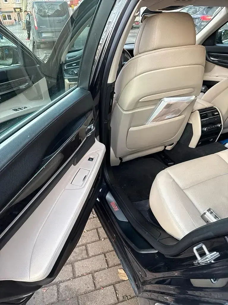 Gebraucht BMW 740 309 PS (227 kW) 2012 Grau Limousine