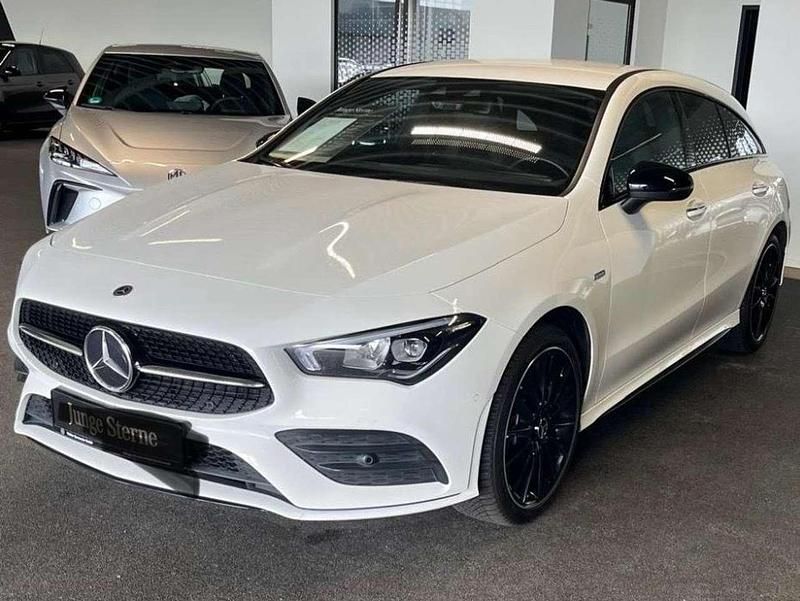 Weiß Gebraucht 2021 Mercedes CLA250e Shooting Brake AMG line Kombi | 31.000 € (Fairer Preis) - Bild 1/4