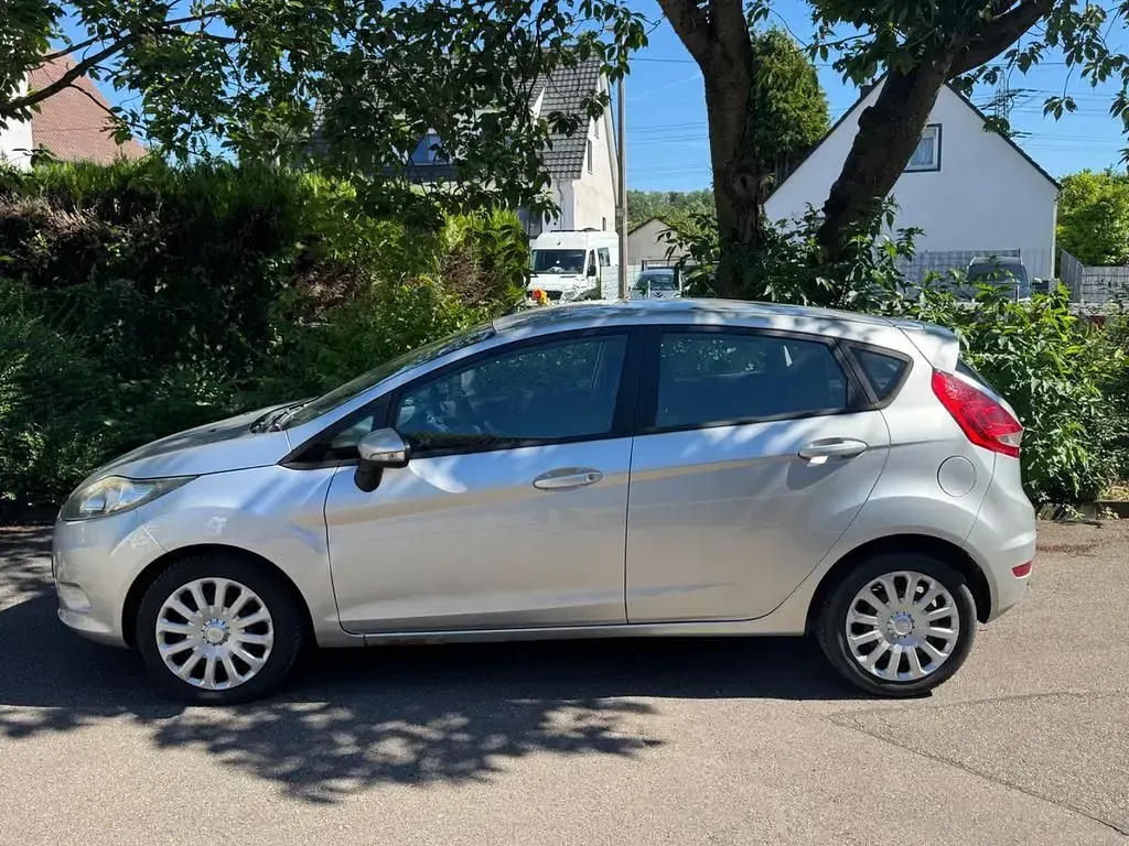 Gebraucht Ford Fiesta 82 PS (60 kW) 2009 Silber Limousine