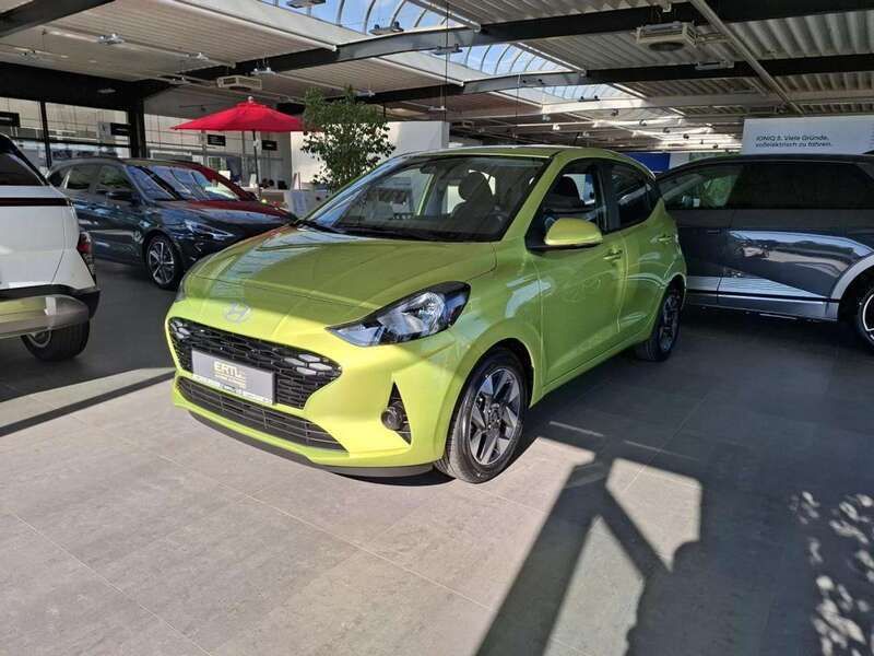 Grün (lucid lime / met) Neu 2025 Hyundai i10 Trend Kleinwagen | 19.180 € (Fairer Preis) - Bild 1/4