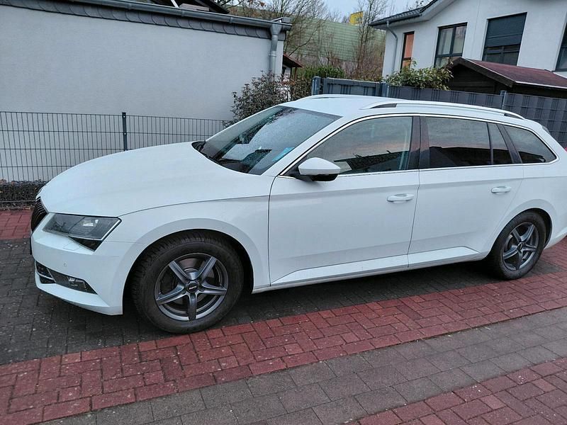 Weiß Gebraucht 2015 Skoda Superb Kombi | 13.450 € (Fairer Preis) - Bild 1/4
