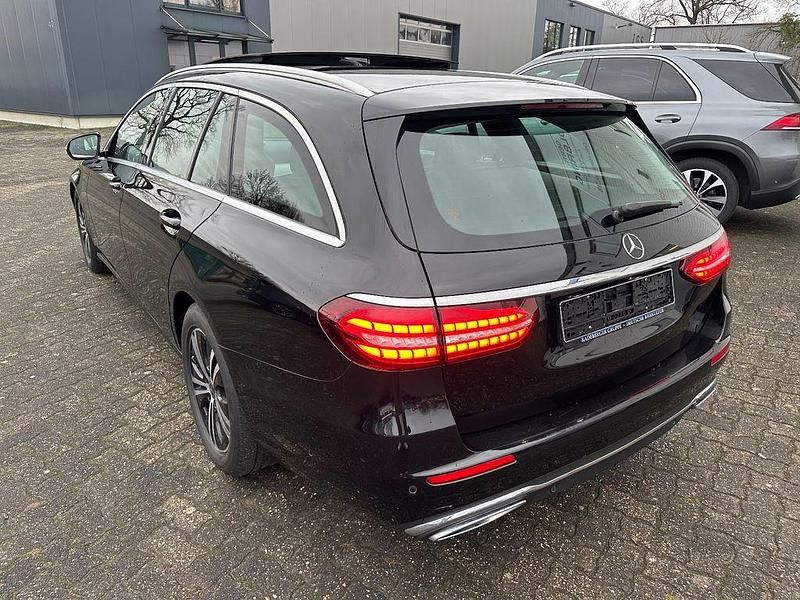 Gebraucht Mercedes E220 Avantgarde 194 PS (142 kW) 2021 Schwarz Limousine