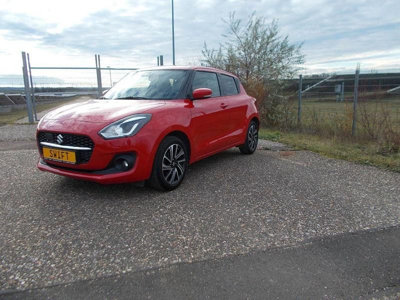 Rot Gebraucht 2022 Suzuki Swift Comfort+ Limousine | 13.900 € (Fairer Preis) - Bild 1/4