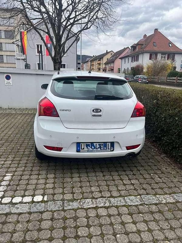 Gebraucht Kia Ceed Vision 125 PS (91 kW) 2012 Weiß Kleinwagen