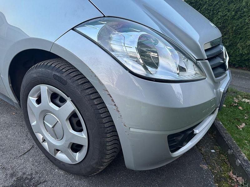 Gebraucht Mercedes A180 Elegance 116 PS (85 kW) 2011 Silber Van / Kleinbus