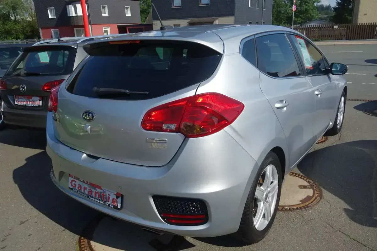 Gebraucht Kia Ceed DREAM-TEAM Edition 135 PS (99 kW) 2015 Silber Kleinwagen