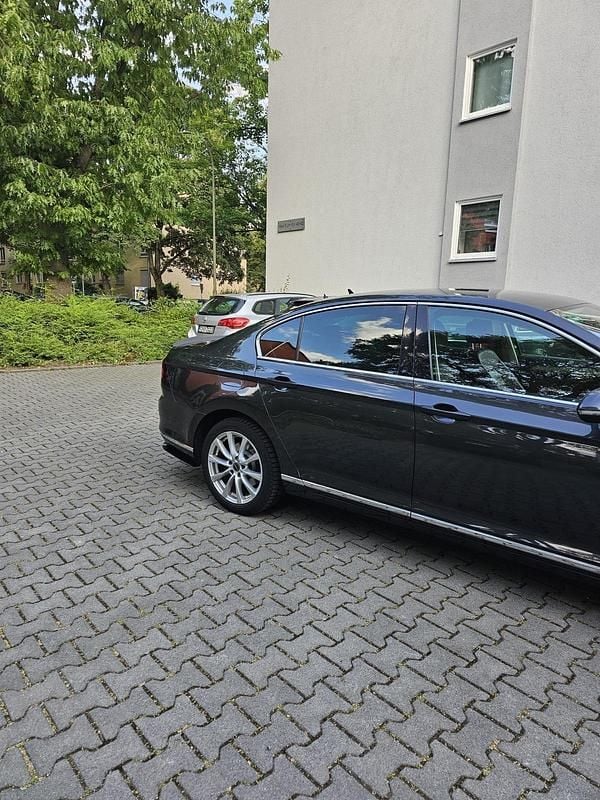Braun Gebraucht 2018 VW Passat Limousine | 16.900 € (Teuer) - Bild 1/4