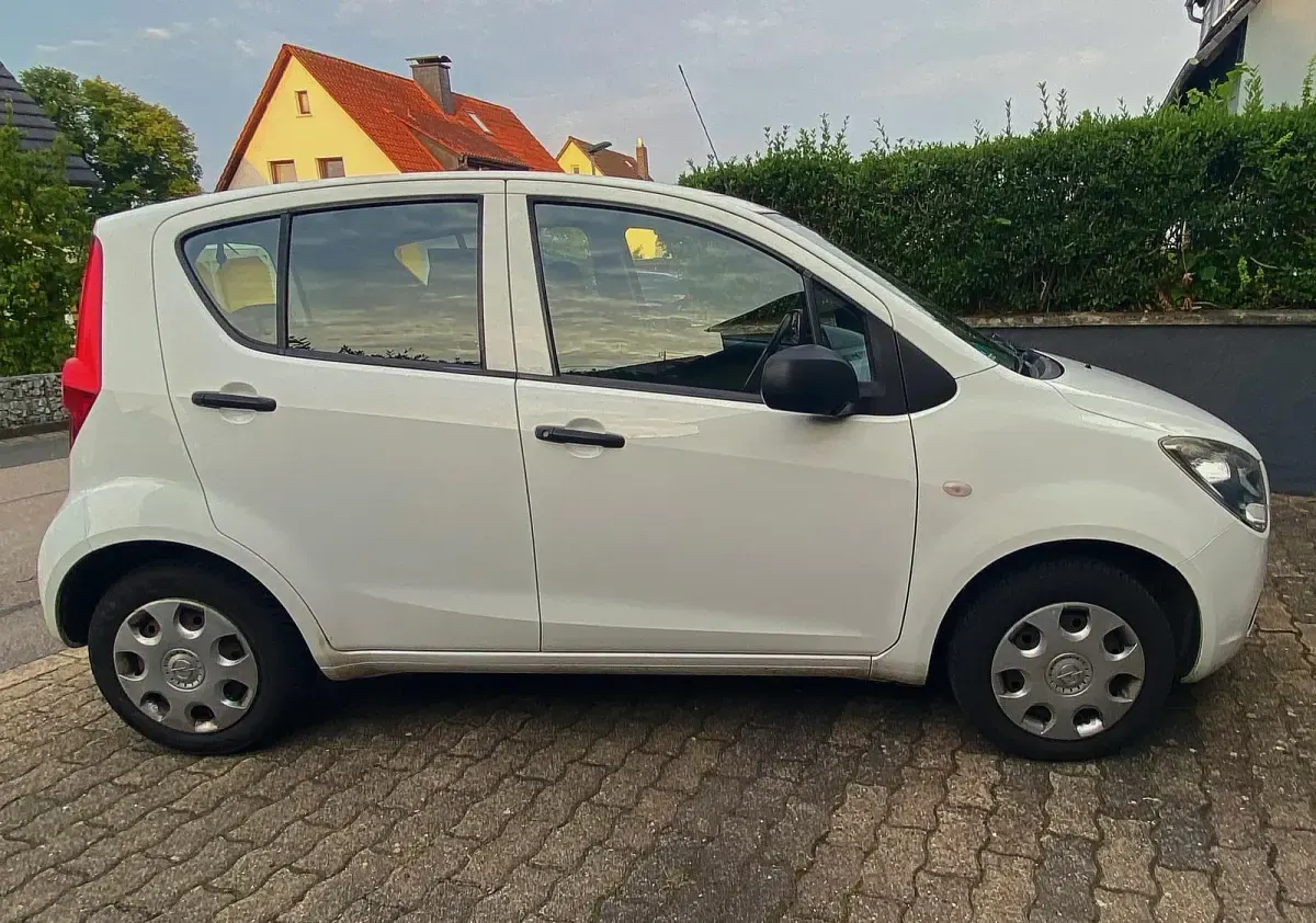 Gebraucht Opel Agila 68 PS (50 kW) 2014 Weiß Kleinwagen