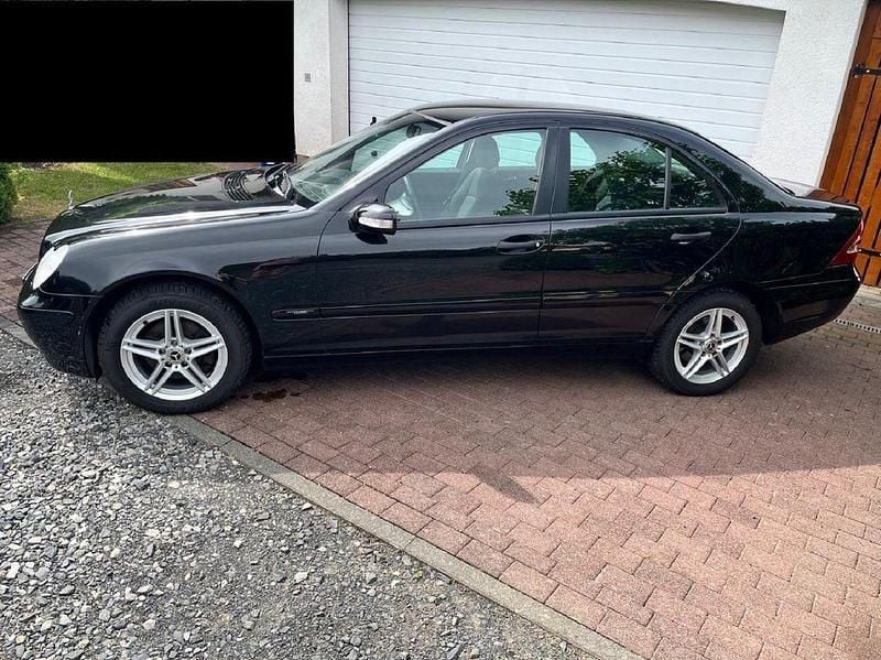 Schwarz Gebraucht 2004 Mercedes C180 Limousine | 5.400 € (Etwas zu teuer) - Bild 1/4