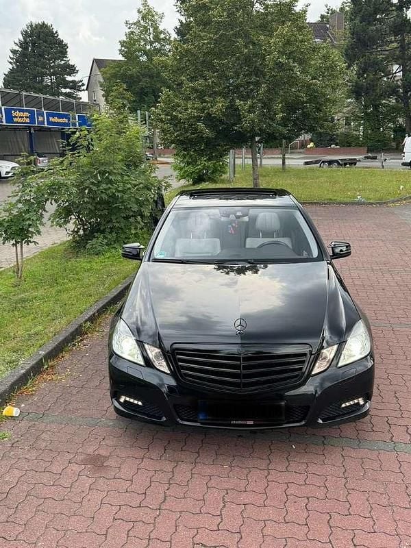 Schwarz Gebraucht 2010 Mercedes E500 Avantgarde Limousine | 17.000 € (Guter Preis) - Bild 1/4