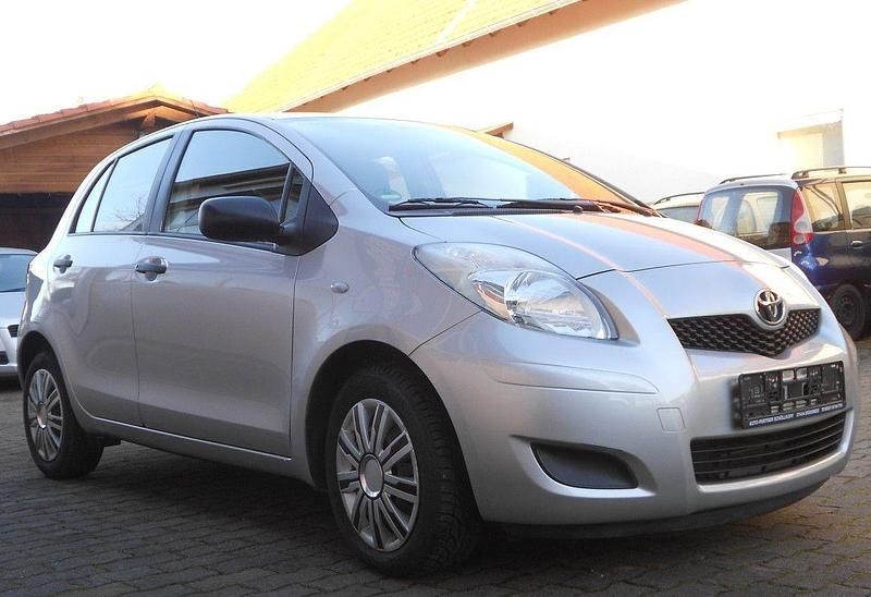 Gebraucht Toyota Yaris Cool 101 PS (74 kW) 2009 Silber Kleinwagen