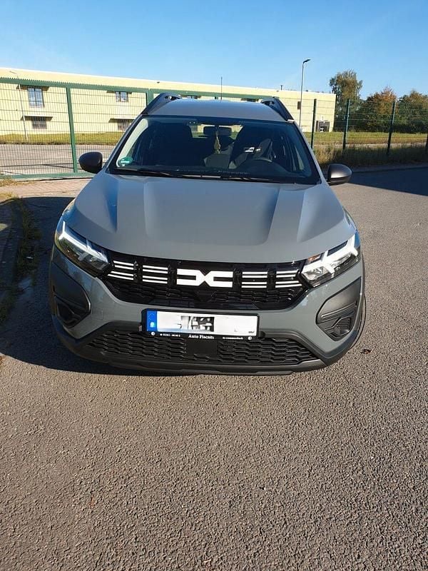Grau Gebraucht 2023 Dacia Jogger Essentiel Kombi | 17.800 € (Guter Preis) - Bild 1/4