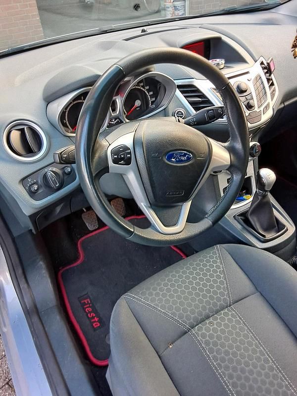 Gebraucht Ford Fiesta Titanium 82 PS (60 kW) 2011 Silber Kleinwagen