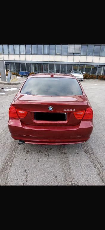 Gebraucht BMW 320 184 PS (135 kW) 2011 Rot Limousine