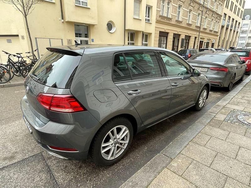 Gebraucht VW Golf VII Highline 150 PS (110 kW) 2019 Grau Limousine