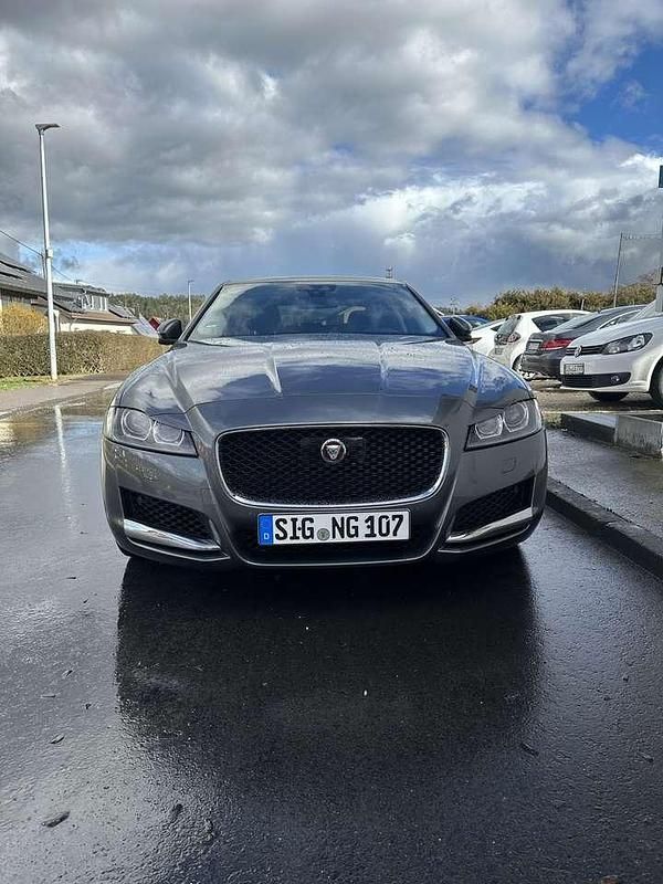 Grau Gebraucht 2016 Jaguar XF Prestige Limousine | 16.000 € (Guter Preis) - Bild 1/4