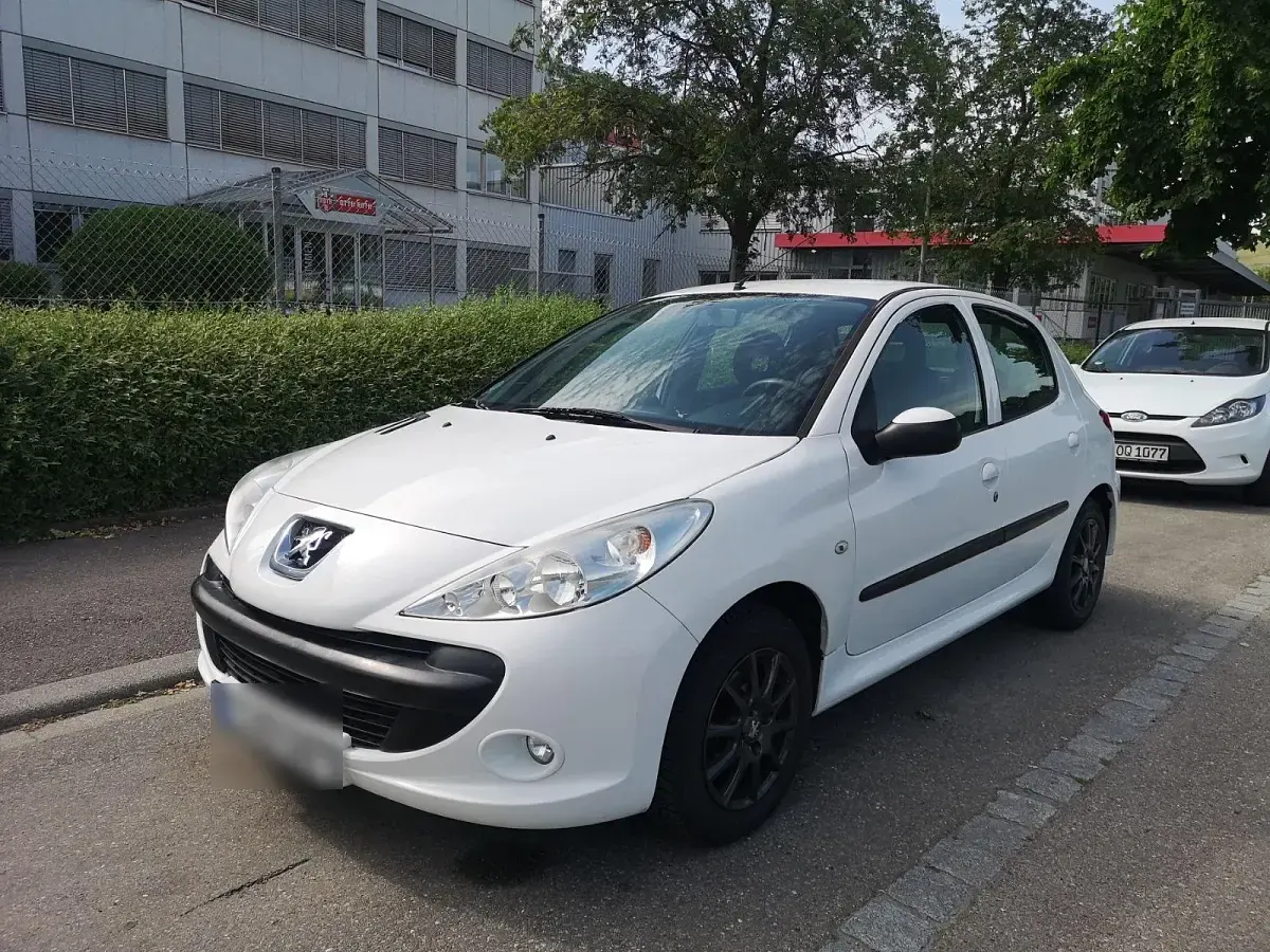 Gebraucht Peugeot 206 75 PS (55 kW) 2010 Weiß Limousine