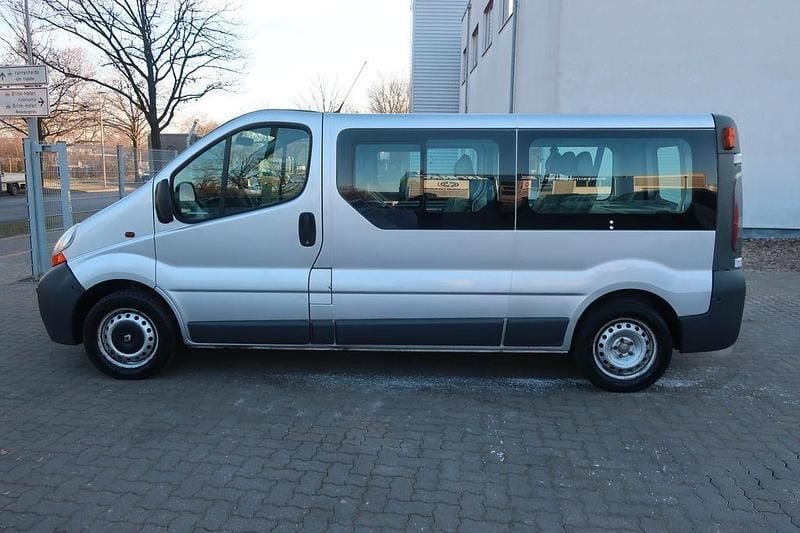 Silber Gebraucht 2005 Renault Trafic Van / Kleinbus | 7.900 € - Bild 1/4