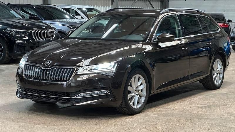 Braun Gebraucht 2020 Skoda Superb Ambition Kombi | 13.900 € (Teuer) - Bild 1/4