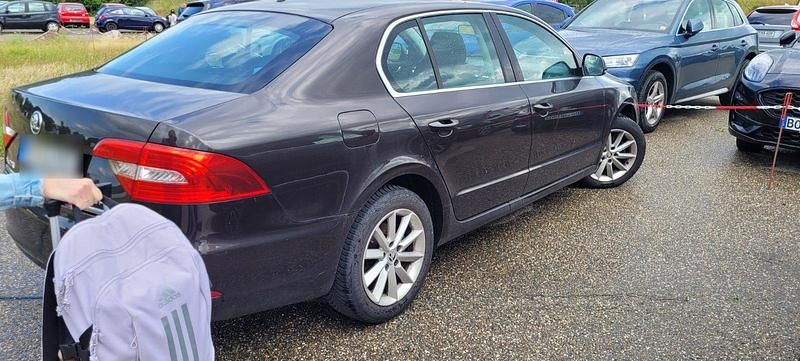Gebraucht Skoda Superb 105 PS (77 kW) 2013 Braun Limousine