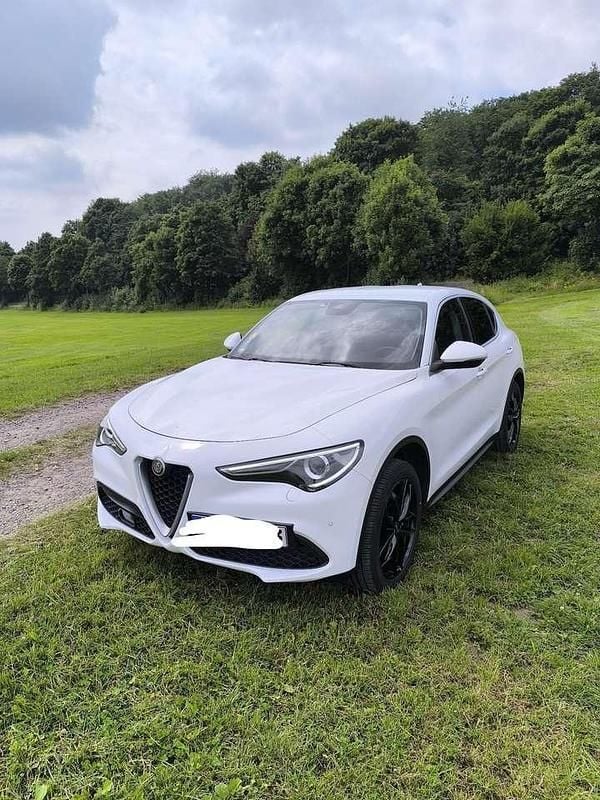 Weiß Gebraucht 2019 Alfa Romeo Stelvio Super SUV | 25.599 € (Fairer Preis) - Bild 1/4