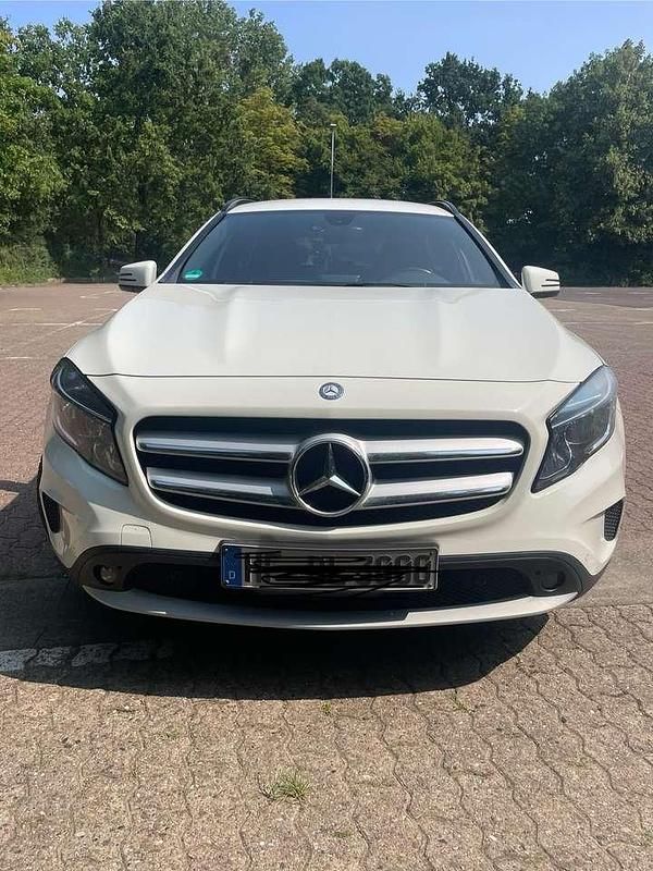 Weiß Gebraucht 2014 Mercedes GLA200 Edition 1 SUV | 12.500 € (Etwas zu teuer) - Bild 1/4