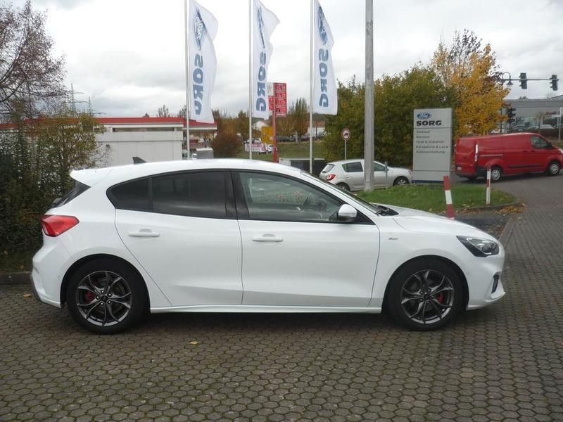Weiß Gebraucht 2021 Ford Focus ST-Line X Limousine | 17.990 € (Fairer Preis) - Bild 1/4