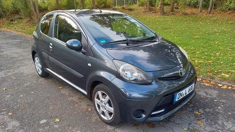 Grau Gebraucht 2013 Toyota Aygo Connect Style Kleinwagen | 3.750 € (Fairer Preis) - Bild 1/4