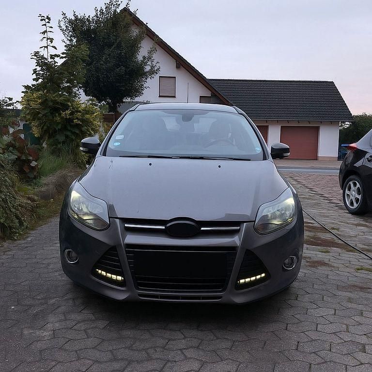 Gebraucht Ford Focus Titanium 125 PS (91 kW) 2014 Grau Limousine
