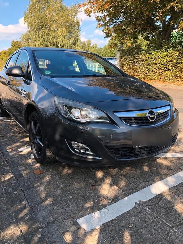 Grau Gebraucht 2010 Opel Astra Kleinwagen | 3.350 € (Fairer Preis) - Bild 1/4