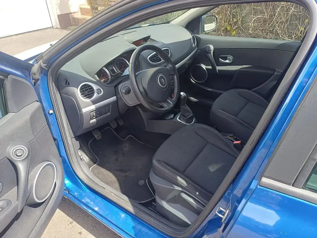 Używany Renault Clio II Expression 75 KM (55 kW) 2010 Niebieski Sedan/Limuzyna