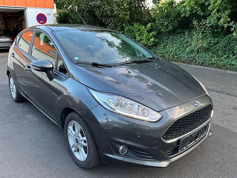 Grau Gebraucht 2016 Ford Fiesta Celebration Kleinwagen | 5.990 € (Guter Preis) - Bild 1/4
