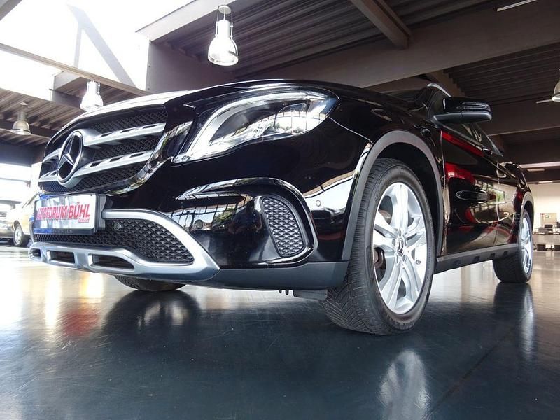 Schwarz Gebraucht 2017 Mercedes GLA200 Urban SUV | 19.990 € (Etwas zu teuer) - Bild 1/4