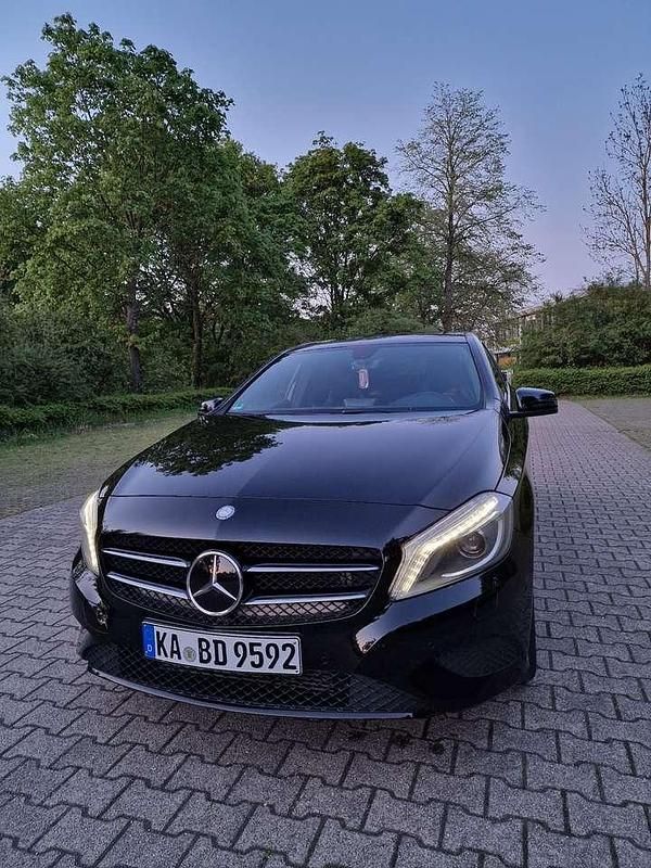 Schwarz Gebraucht 2014 Mercedes A180 Kleinwagen | 14.200 € (Fairer Preis) - Bild 1/4